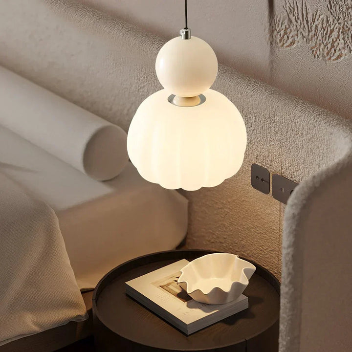 Lampe pendentif crème, style Art déco Bauhaus. Design élégant et intemporel pour intérieur.