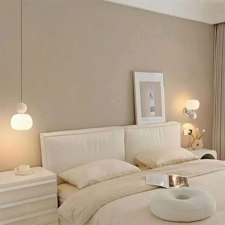 Lampe pendentif crème, style Art déco Bauhaus. Design élégant et intemporel pour intérieur.