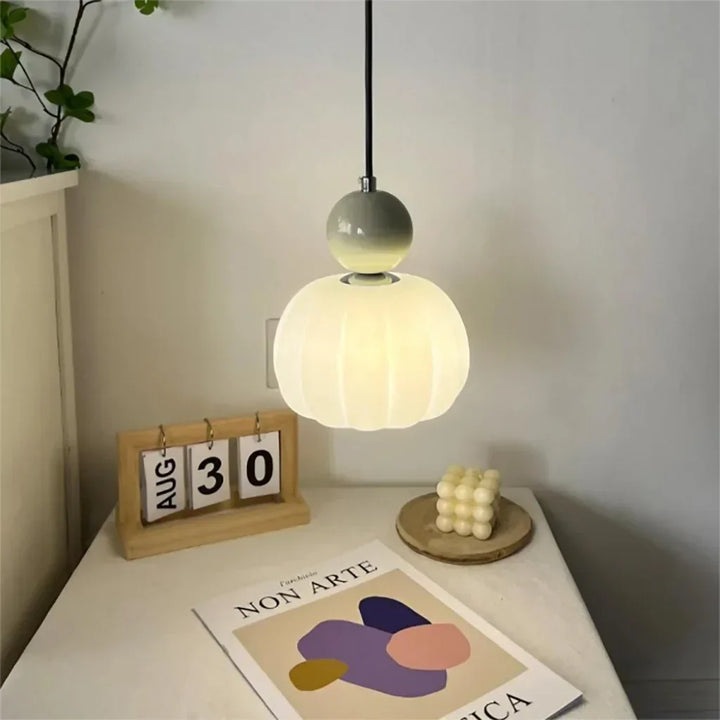 Lampe pendentif crème, style Art déco Bauhaus. Design élégant et intemporel pour intérieur.