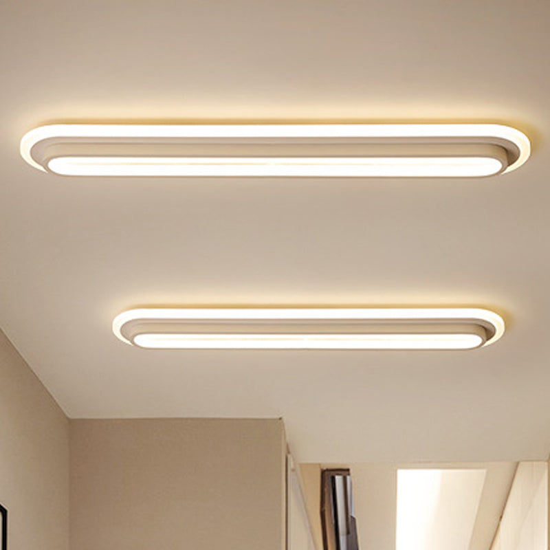 Lampe plafond ovale LED noir et blanc moderne, design épuré, diffuseur acrylique, élégance contemporaine pour intérieur.