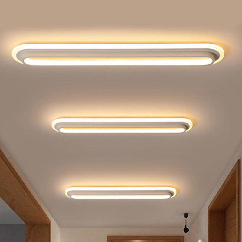 Lampe plafond ovale LED noir et blanc moderne, design épuré, diffuseur acrylique, élégance contemporaine pour intérieur.