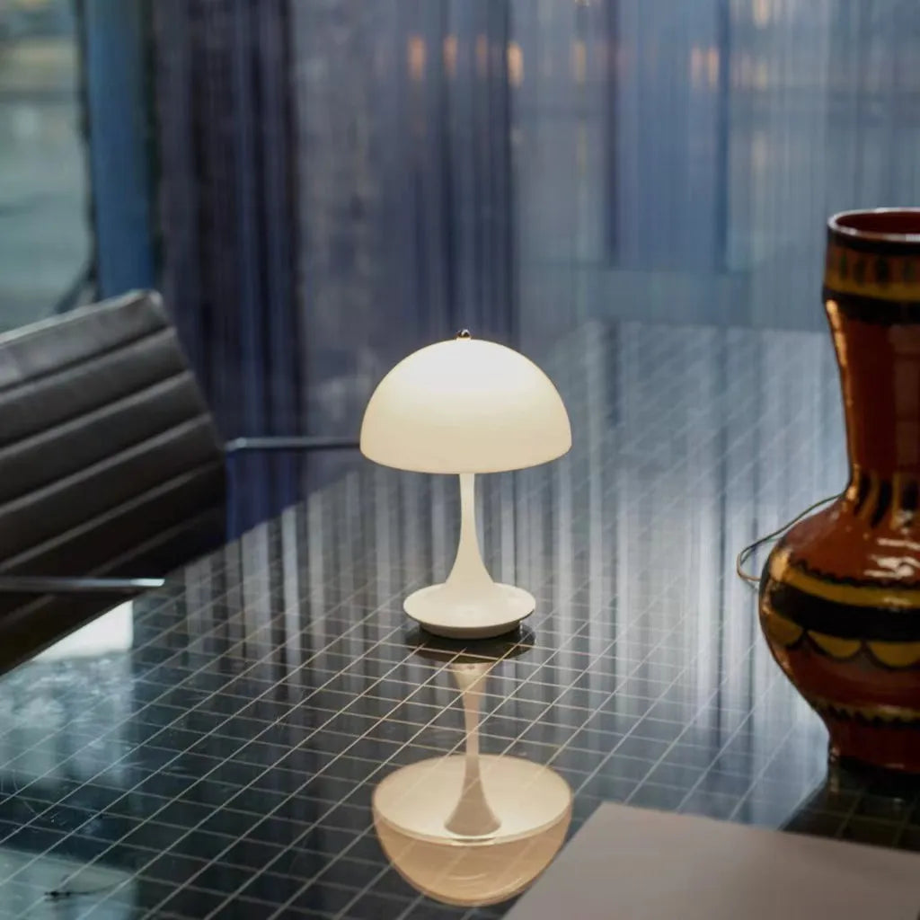 Lampe sans fil design scandinave. Luminaire LED portable et rechargeable, style minimaliste.