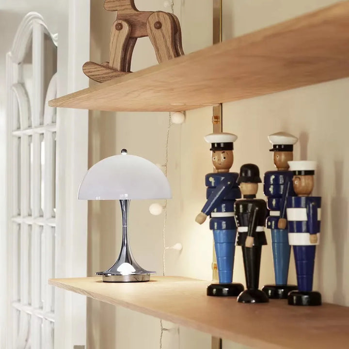 Lampe sans fil design scandinave. Luminaire LED portable et rechargeable, style minimaliste.