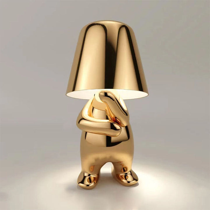 "Lampe sans fil moderne sur table, finition argentée, diffusant une douce lumière chaleureuse, design élégant et chic."