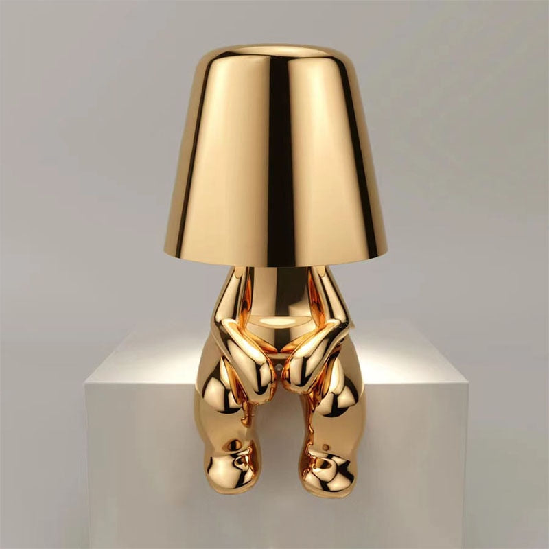 "Lampe sans fil moderne sur table, finition argentée, diffusant une douce lumière chaleureuse, design élégant et chic."