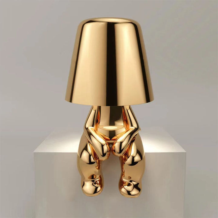 "Lampe sans fil moderne sur table, finition argentée, diffusant une douce lumière chaleureuse, design élégant et chic."