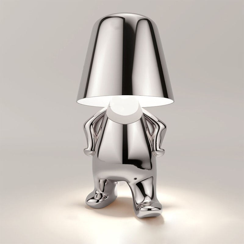 "Lampe sans fil moderne sur table, finition argentée, diffusant une douce lumière chaleureuse, design élégant et chic."