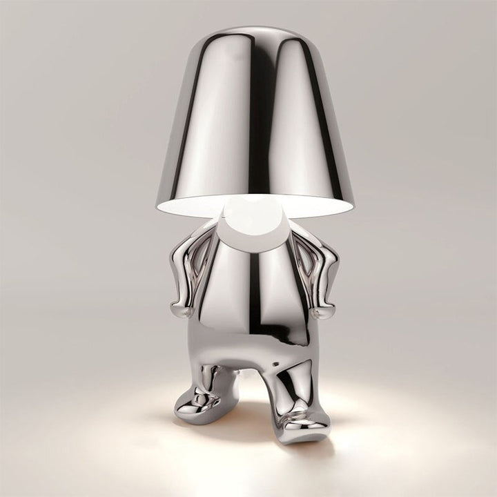 "Lampe sans fil moderne sur table, finition argentée, diffusant une douce lumière chaleureuse, design élégant et chic."