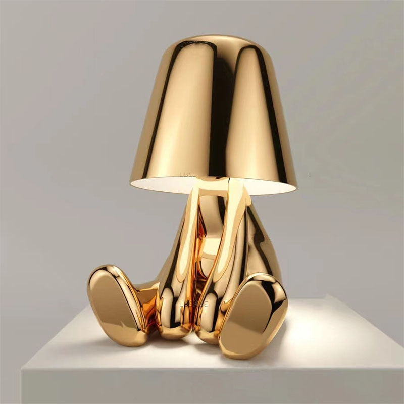 "Lampe sans fil moderne sur table, finition argentée, diffusant une douce lumière chaleureuse, design élégant et chic."