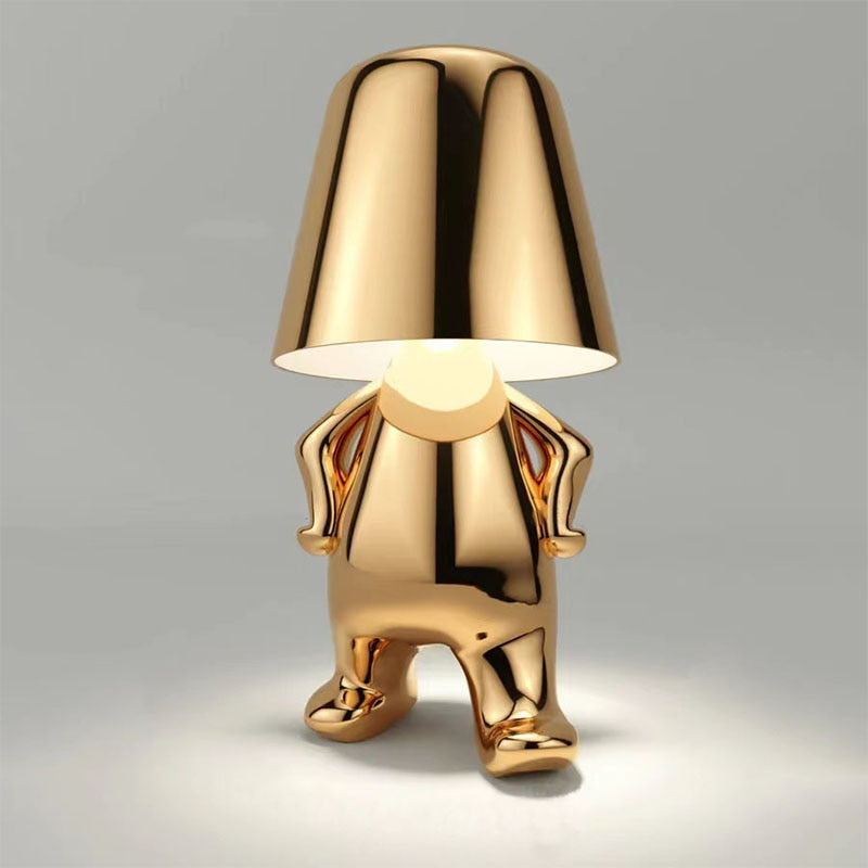 "Lampe sans fil moderne sur table, finition argentée, diffusant une douce lumière chaleureuse, design élégant et chic."