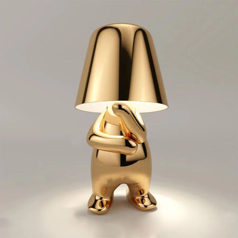 "Lampe sans fil moderne sur table, finition argentée, diffusant une douce lumière chaleureuse, design élégant et chic."