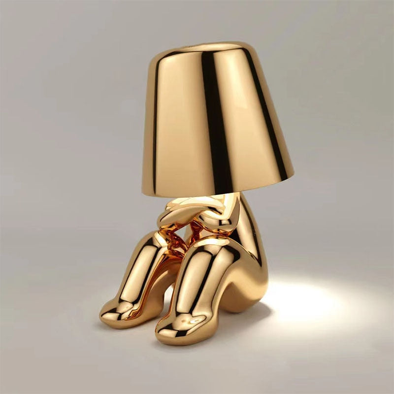 "Lampe sans fil moderne sur table, finition argentée, diffusant une douce lumière chaleureuse, design élégant et chic."