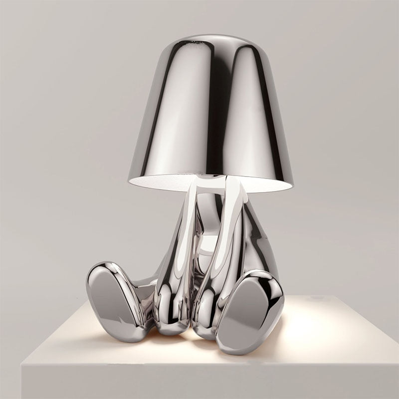 "Lampe sans fil moderne sur table, finition argentée, diffusant une douce lumière chaleureuse, design élégant et chic."