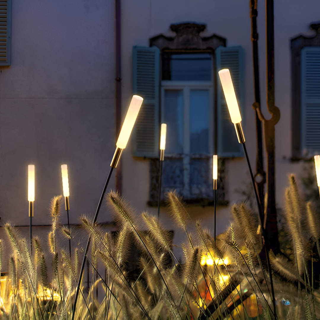 Lampe solaire LED extérieure, jardin. Design élégant, éclairage blanc chaud, IP65 étanche.