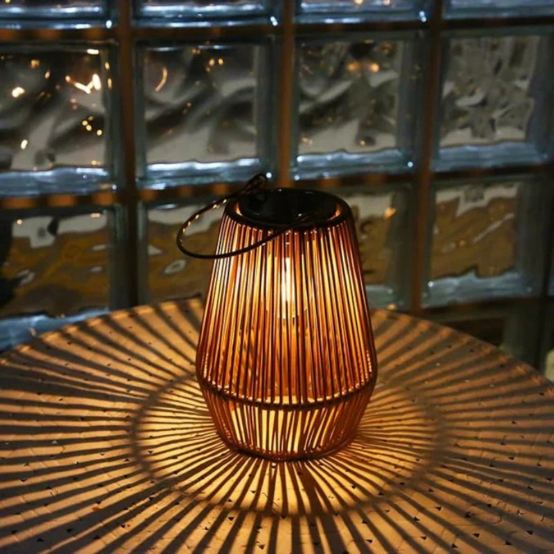 "Lampe solaire vintage extérieure LED, design rétro noir antique, éclairage éco-responsable pour jardin ou terrasse."
