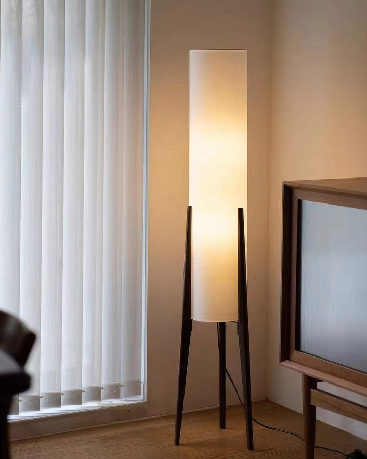 Lampe sur pied en noyer avec abat-jour en tissu, design nordique rétro, élégance et chaleur pour intérieur moderne.