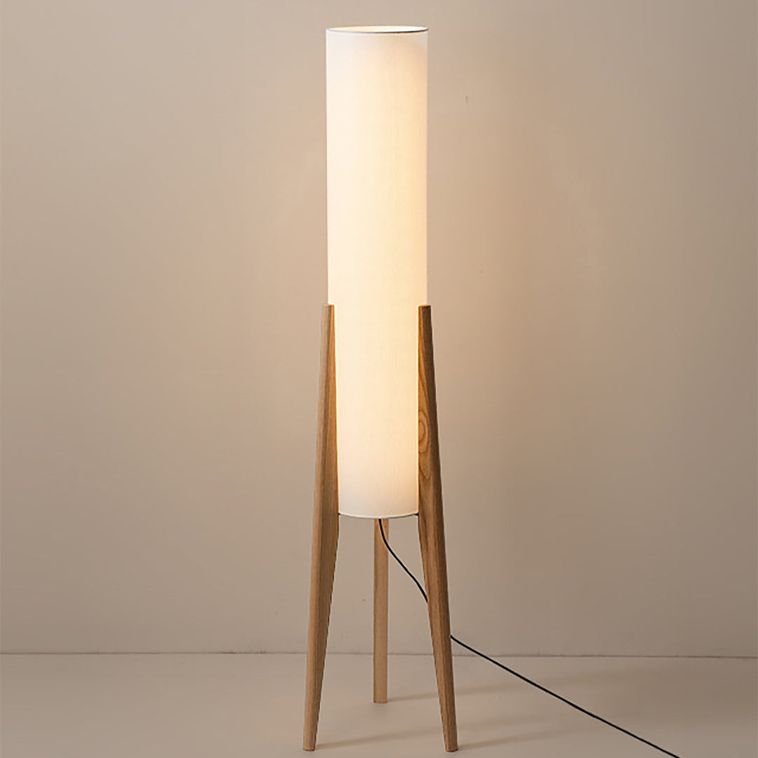 Lampe sur pied en noyer avec abat-jour en tissu, design nordique rétro, élégance et chaleur pour intérieur moderne.