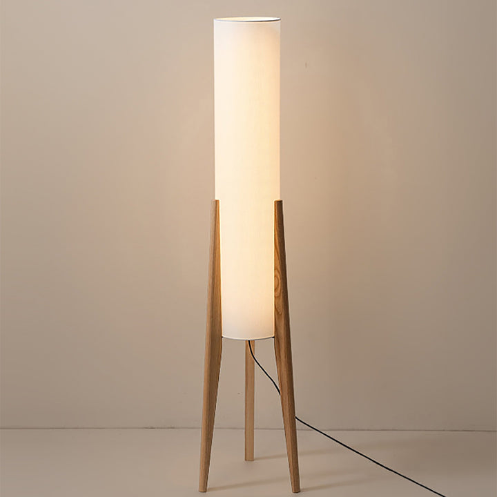 Lampe sur pied en noyer avec abat-jour en tissu, design nordique rétro, élégance et chaleur pour intérieur moderne.