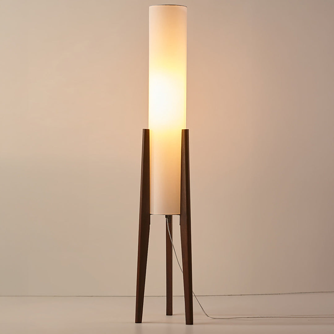 Lampe sur pied en noyer avec abat-jour en tissu, design nordique rétro, élégance et chaleur pour intérieur moderne.