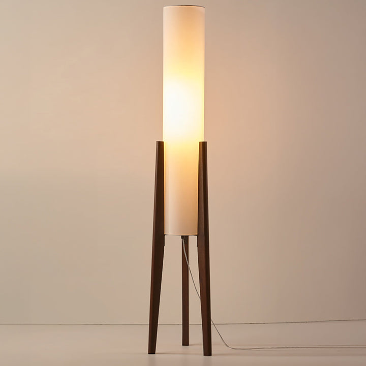Lampe sur pied en noyer avec abat-jour en tissu, design nordique rétro, élégance et chaleur pour intérieur moderne.