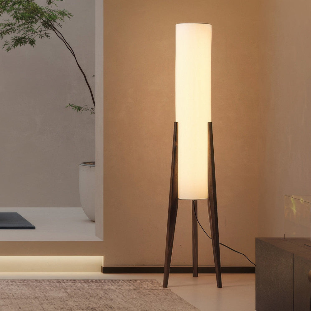 Lampe sur pied en noyer avec abat-jour en tissu, design nordique rétro, élégance et chaleur pour intérieur moderne.