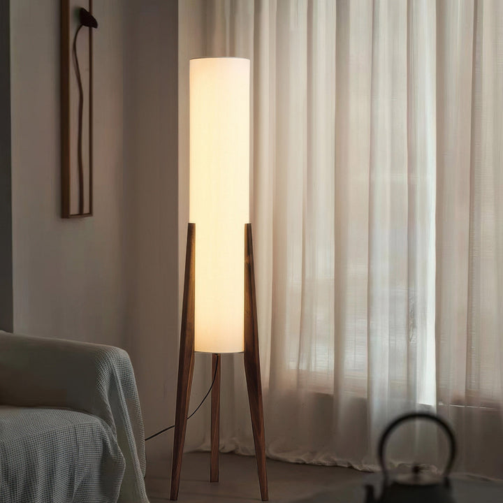 Lampe sur pied en noyer avec abat-jour en tissu, design nordique rétro, élégance et chaleur pour intérieur moderne.