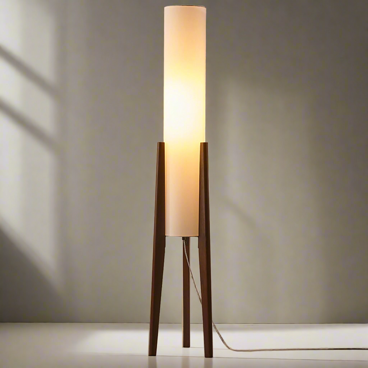 Lampe sur pied en noyer avec abat-jour en tissu, design nordique rétro, élégance et chaleur pour intérieur moderne.