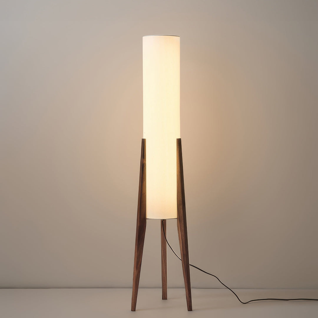 Lampe sur pied en noyer avec abat-jour en tissu, design nordique rétro, élégance et chaleur pour intérieur moderne.