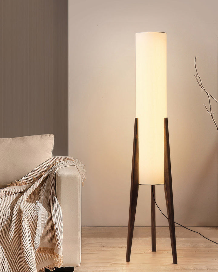 Lampe sur pied en noyer avec abat-jour en tissu, design nordique rétro, élégance et chaleur pour intérieur moderne.