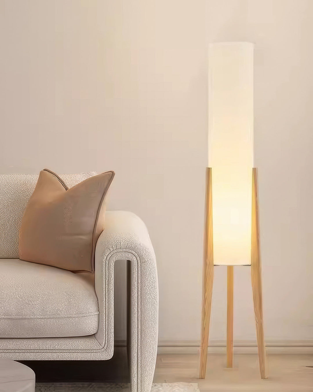 Lampe sur pied en noyer avec abat-jour en tissu, design nordique rétro, élégance et chaleur pour intérieur moderne.