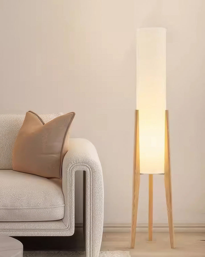 Lampe sur pied en noyer avec abat-jour en tissu, design nordique rétro, élégance et chaleur pour intérieur moderne.