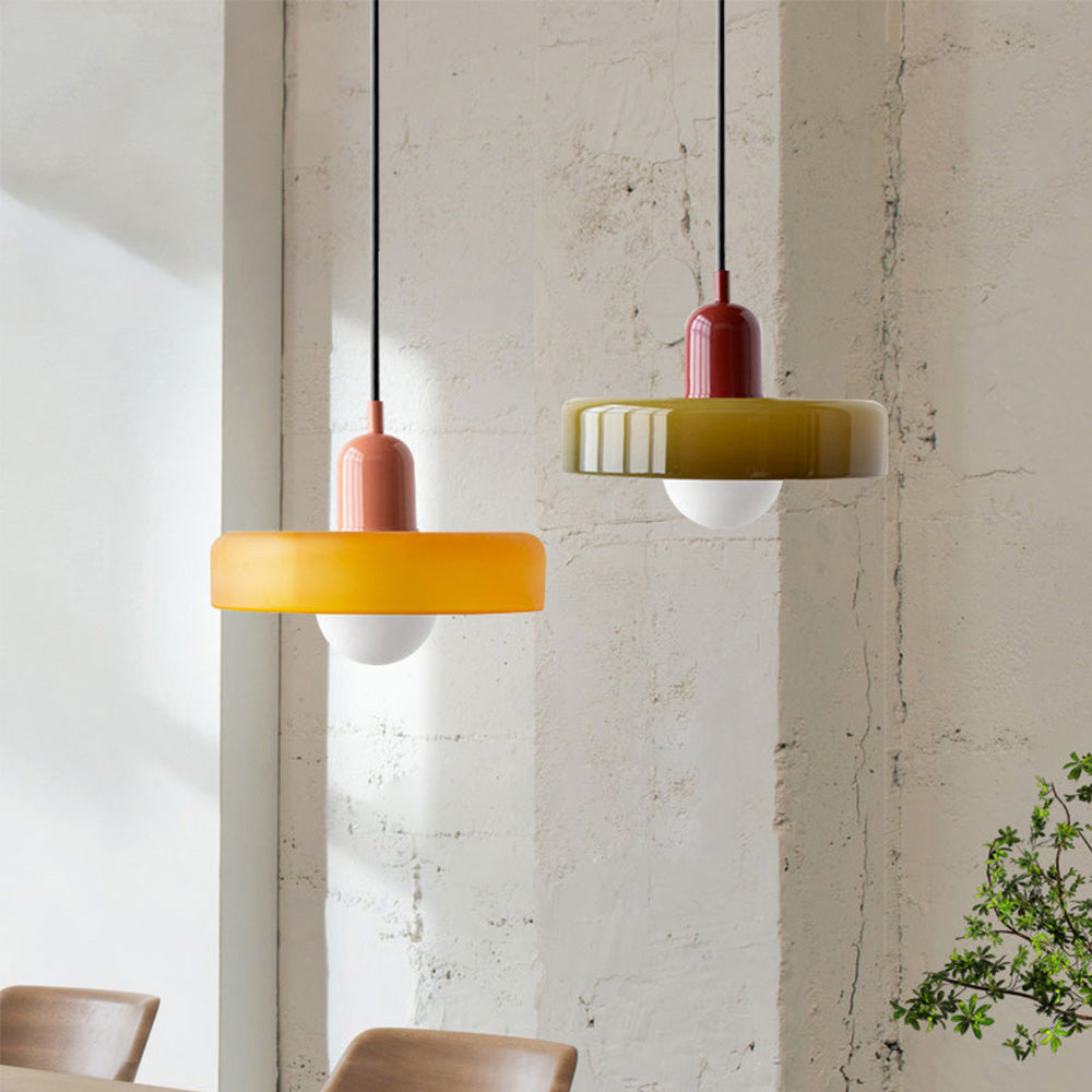 Lampe suspendue design moderne, verre coloré, abat-jour rond, lumière douce.  Décoration intérieure élégante.