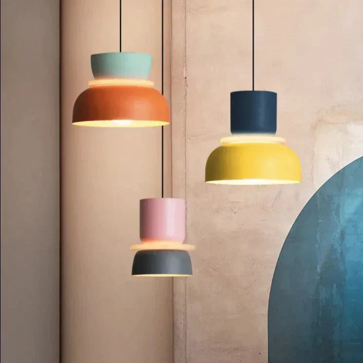 Lampe suspendue design nordique, style macaron pastel. Luminaire coloré, idéal salon, cuisine.