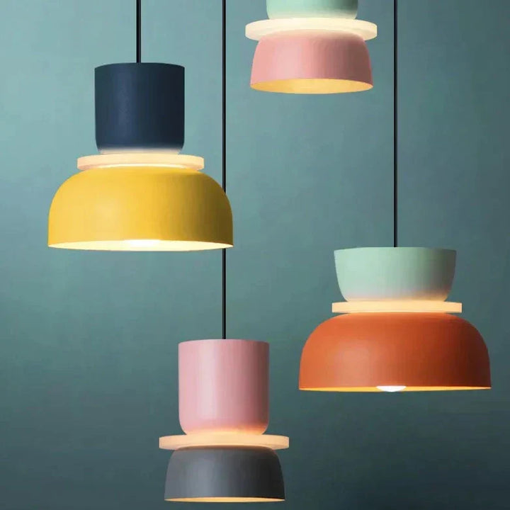 Lampe suspendue design nordique, style macaron pastel. Luminaire coloré, idéal salon, cuisine.