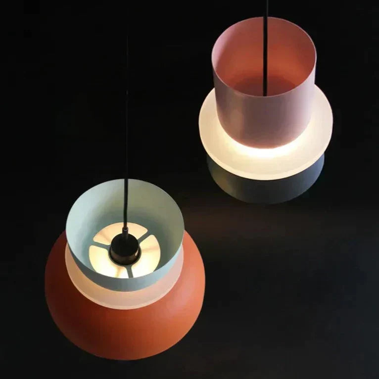 Lampe suspendue design nordique, style macaron pastel. Luminaire coloré, idéal salon, cuisine.