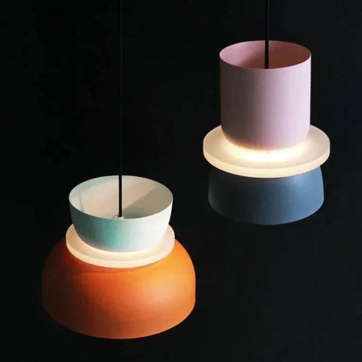 Lampe suspendue design nordique, style macaron pastel. Luminaire coloré, idéal salon, cuisine.