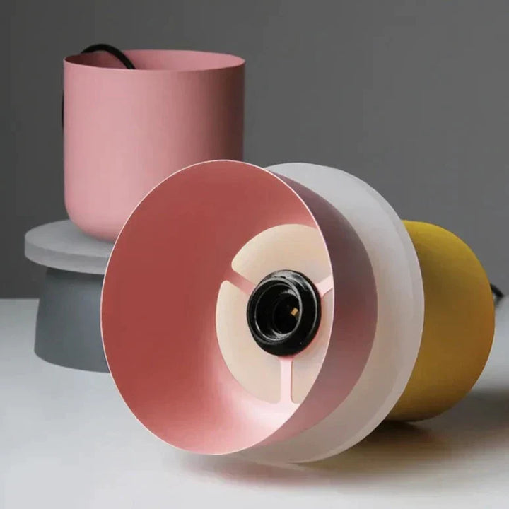 Lampe suspendue design nordique, style macaron pastel. Luminaire coloré, idéal salon, cuisine.