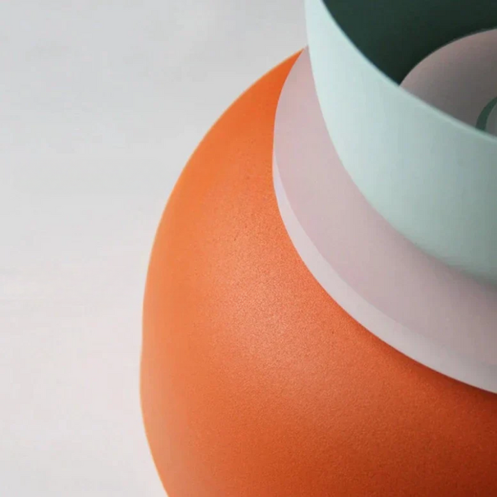 Lampe suspendue design nordique, style macaron pastel. Luminaire coloré, idéal salon, cuisine.