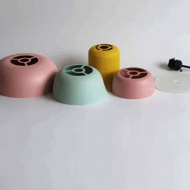Lampe suspendue design nordique, style macaron pastel. Luminaire coloré, idéal salon, cuisine.