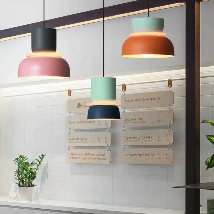 Lampe suspendue design nordique, style macaron pastel. Luminaire coloré, idéal salon, cuisine.