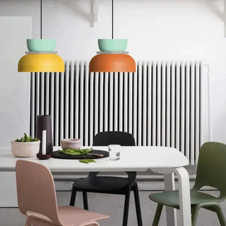 Lampe suspendue design nordique, style macaron pastel. Luminaire coloré, idéal salon, cuisine.