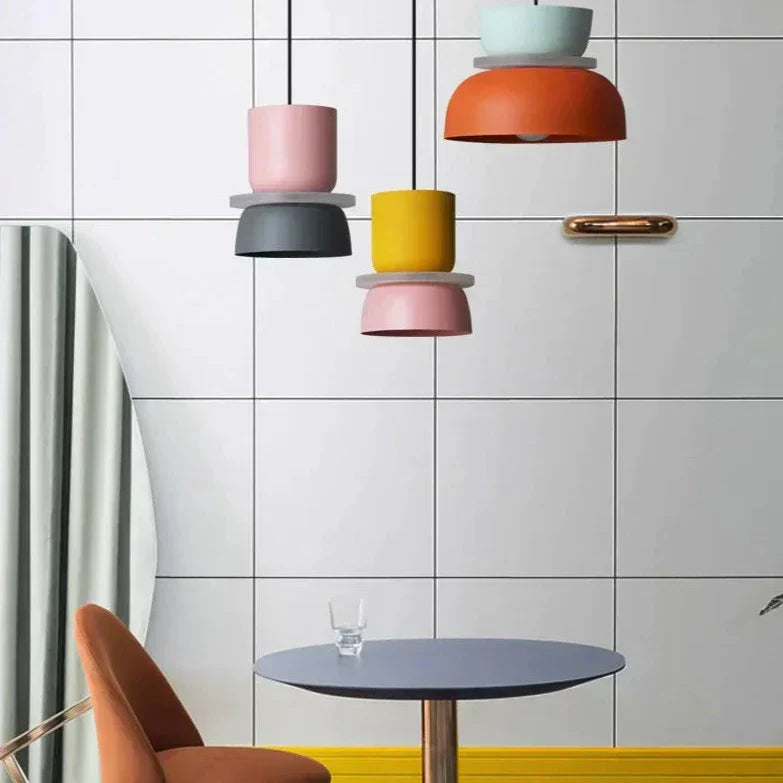 Lampe suspendue design nordique, style macaron pastel. Luminaire coloré, idéal salon, cuisine.