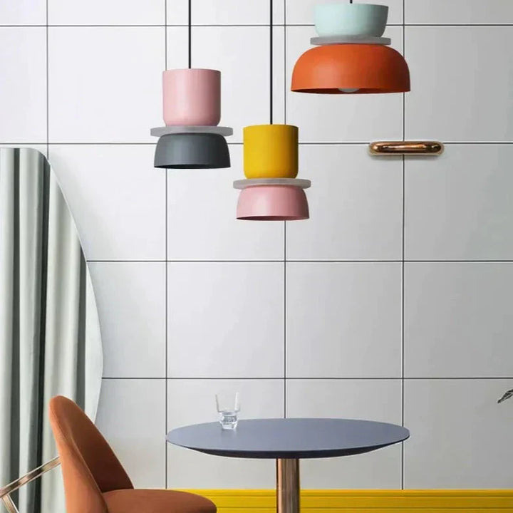 Lampe suspendue design nordique, style macaron pastel. Luminaire coloré, idéal salon, cuisine.