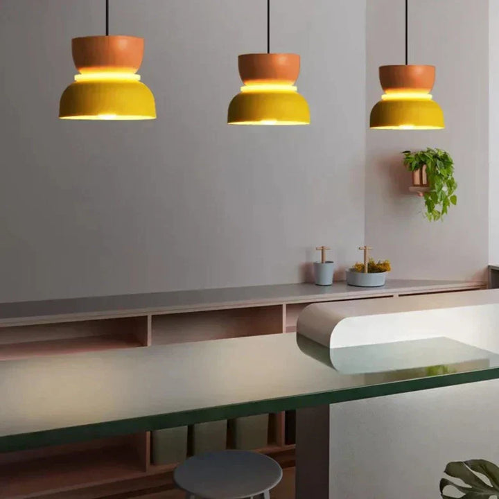 Lampe suspendue design nordique, style macaron pastel. Luminaire coloré, idéal salon, cuisine.