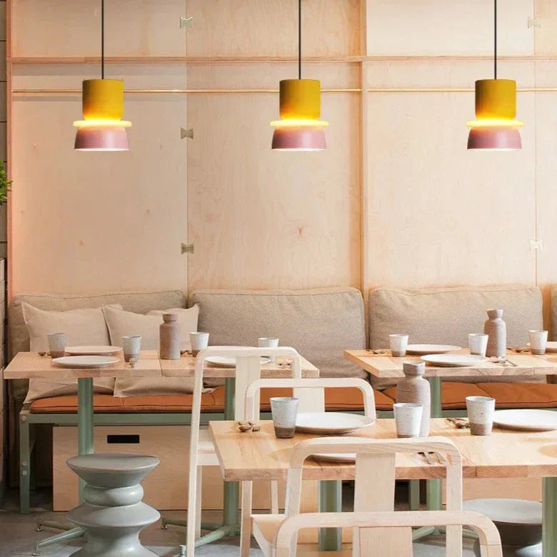 Lampe suspendue design nordique, style macaron pastel. Luminaire coloré, idéal salon, cuisine.