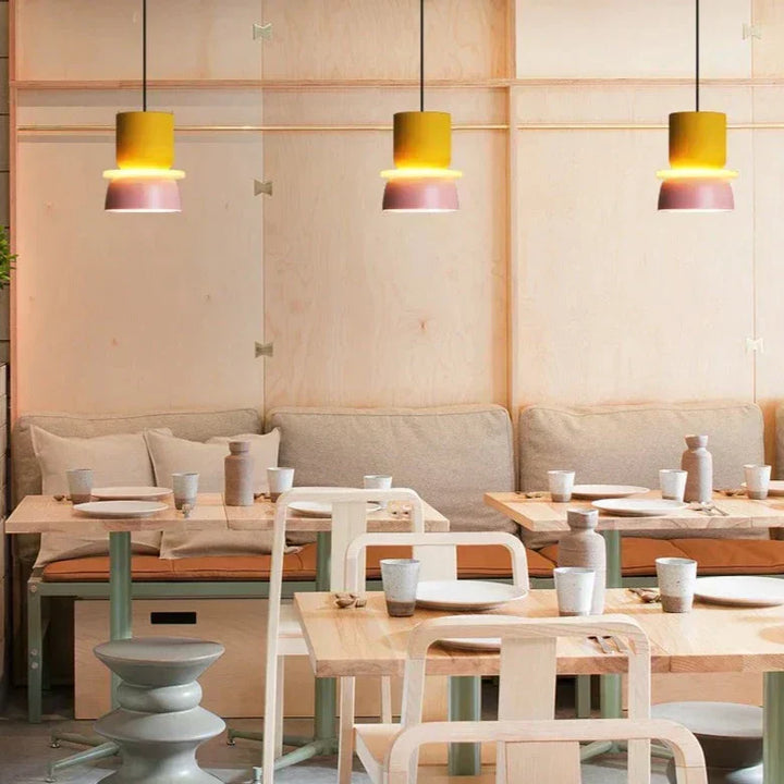 Lampe suspendue design nordique, style macaron pastel. Luminaire coloré, idéal salon, cuisine.