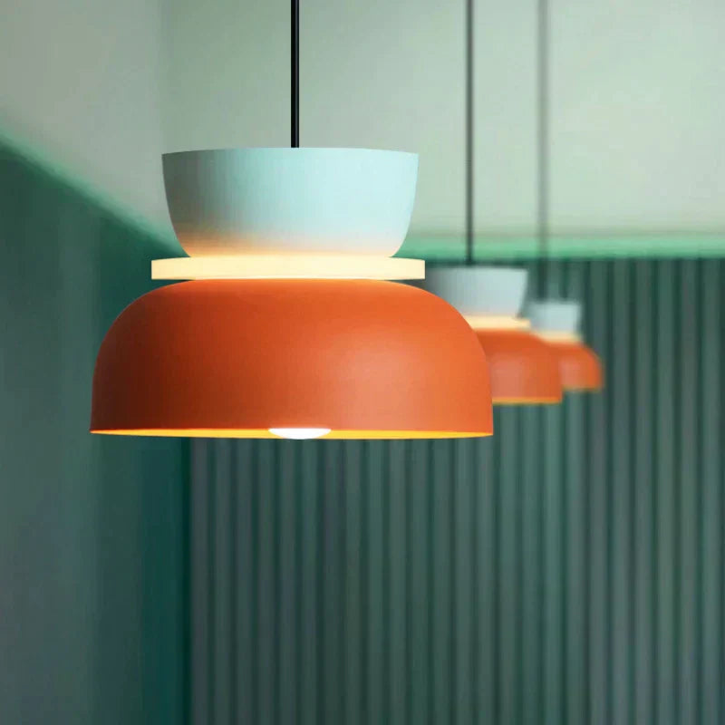 Lampe suspendue design nordique, style macaron pastel. Luminaire coloré, idéal salon, cuisine.