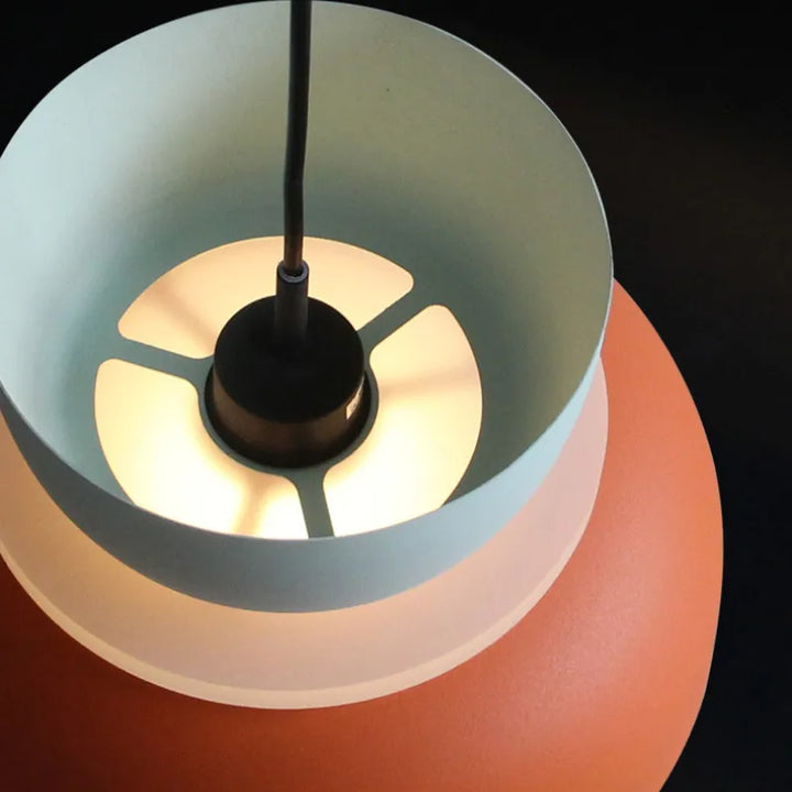 Lampe suspendue design nordique, style macaron pastel. Luminaire coloré, idéal salon, cuisine.