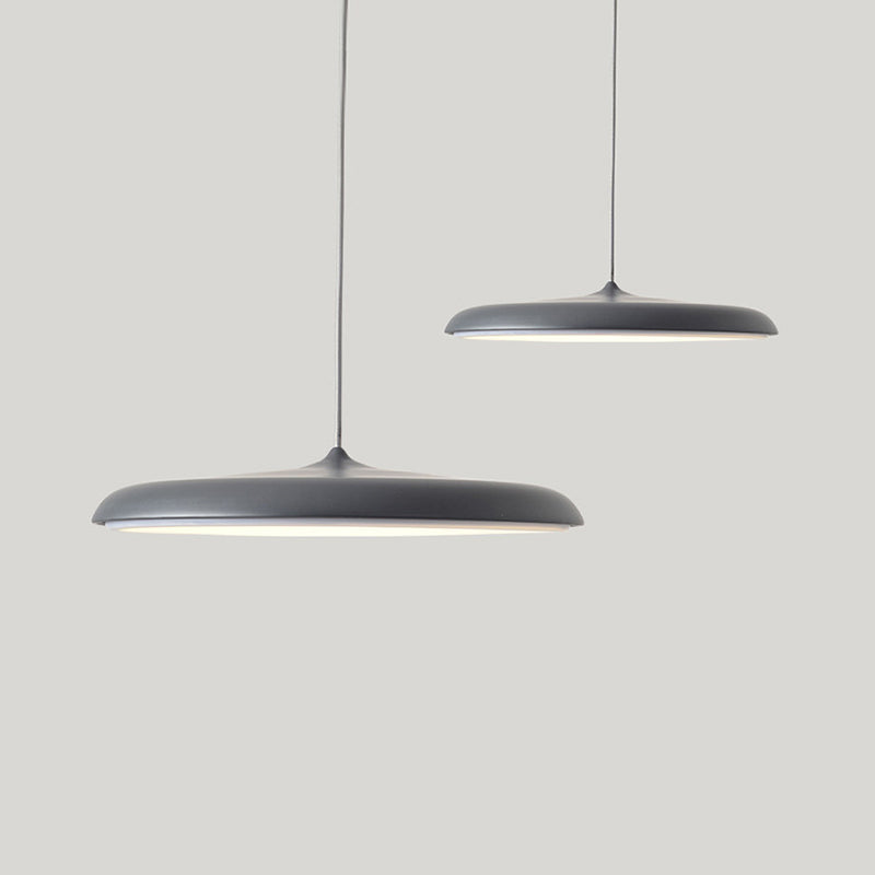 "Lampe suspendue LED moderne, design épuré, métal, couleurs variées, idéale pour salle à manger élégante."