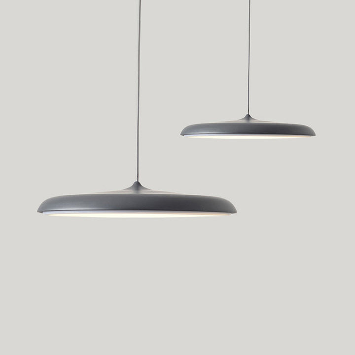 "Lampe suspendue LED moderne, design épuré, métal, couleurs variées, idéale pour salle à manger élégante."
